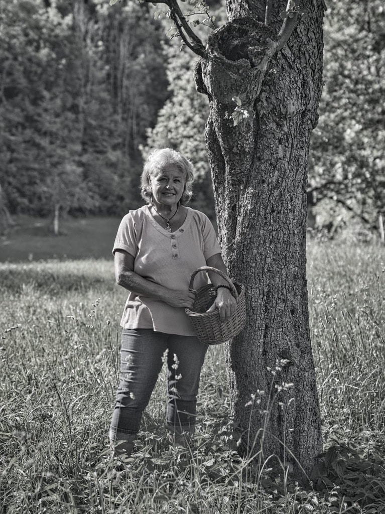 Erika Hagmayer an Baum gelehnt